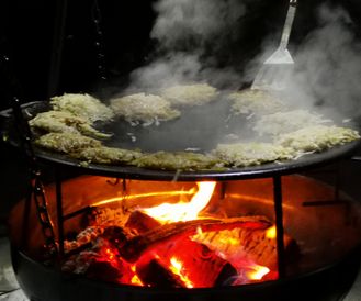 matlagning över öppen eld äta ute mat utomhus